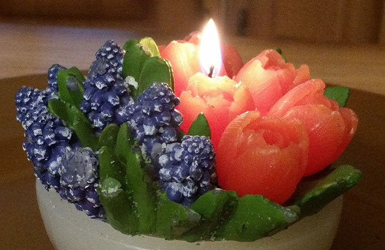 Bloemenkaars Blauwe druifjes met Roze tulpen - 11x9 cm