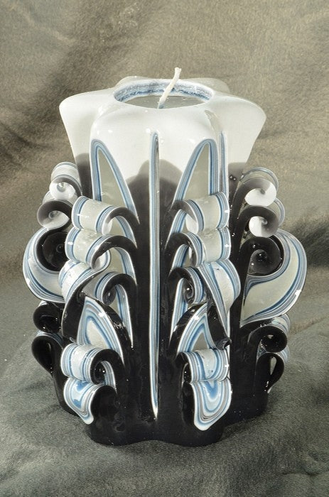 Collectie 2025: Exclusieve Gesneden Kaars, Hoogte: 16 cm, Breedte: 11 cm - s/n: 51514