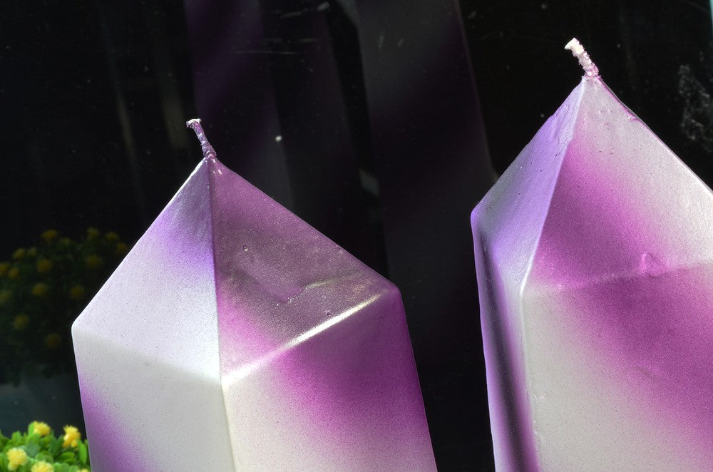 Obeliskkerze XXL, Flieder mit WEISS Metallic, Höhe: 34cm