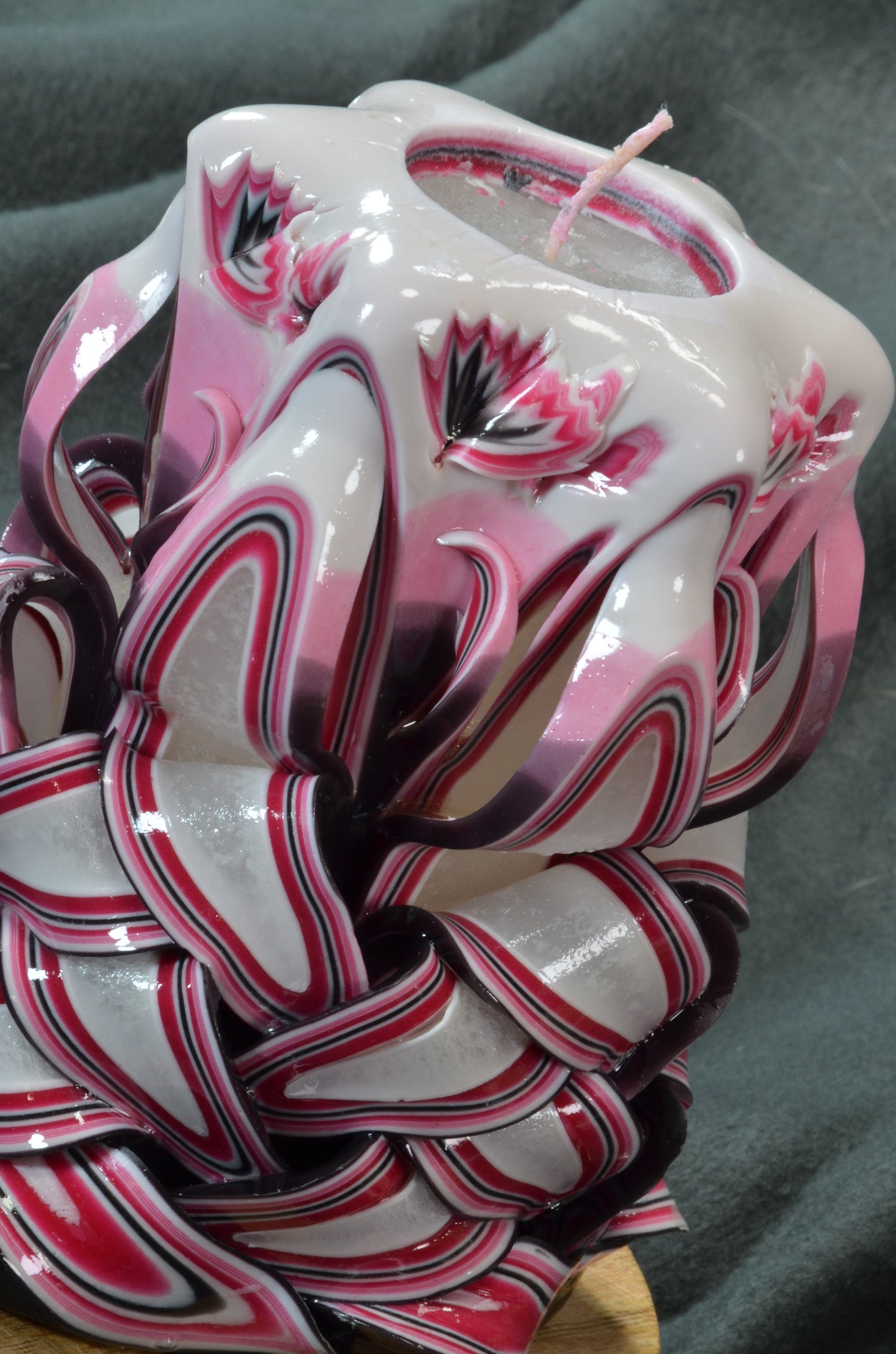 Collectie 2025: Exclusieve Gesneden Kaars, Hoogte: 16 cm, Breedte: 11 cm - s/n: 51702