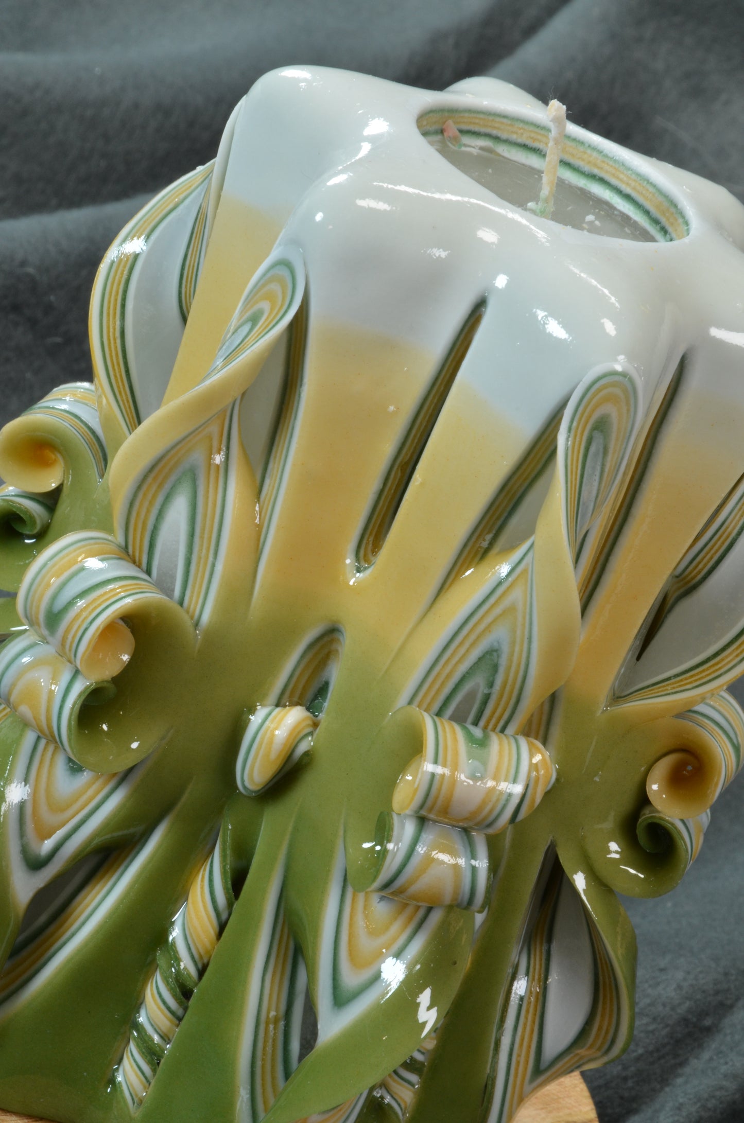 Collectie 2025: Exclusieve Gesneden Kaars, Hoogte: 16 cm, Breedte: 11 cm - s/n: 51700