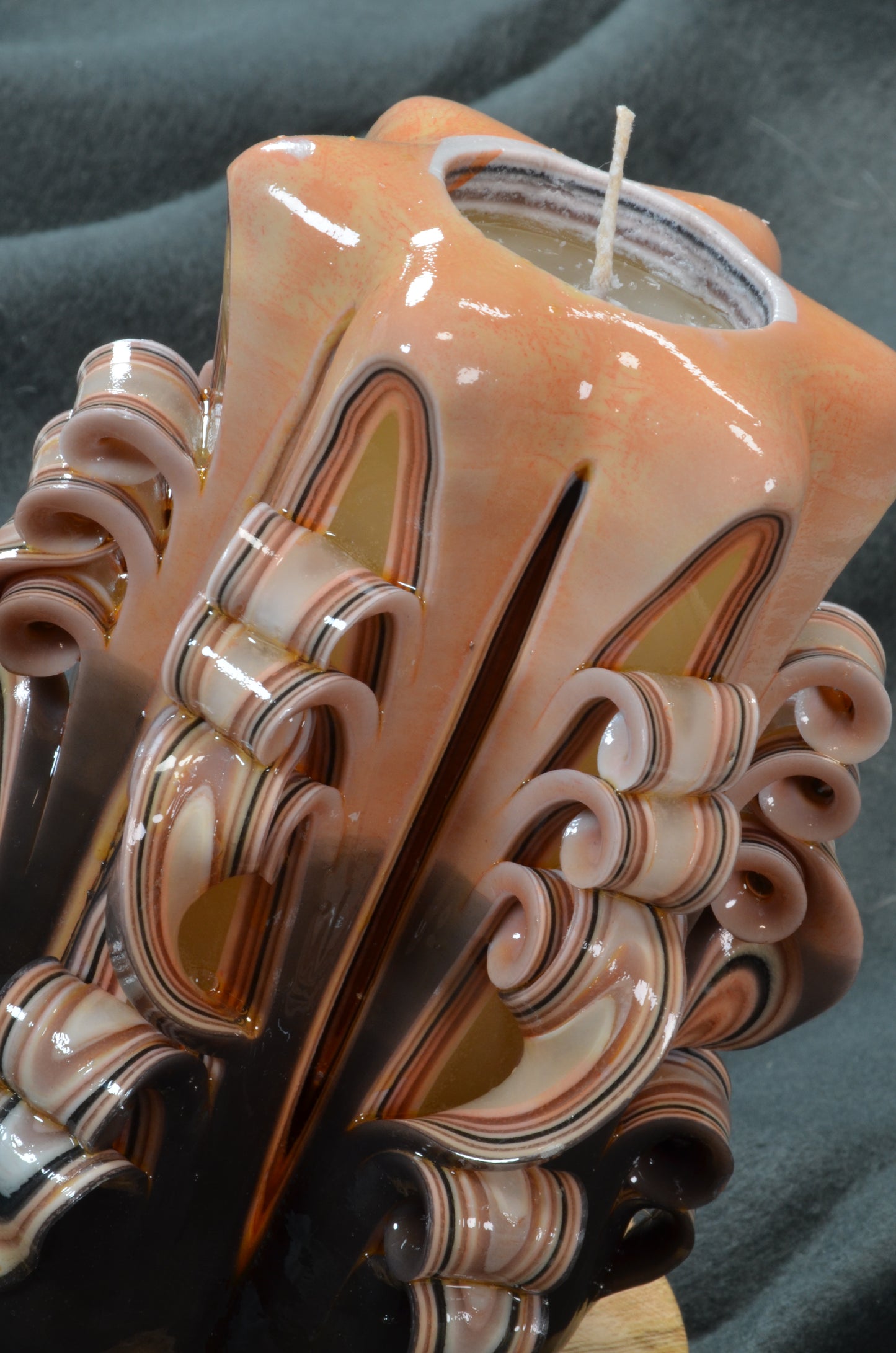 Collectie 2025: Exclusieve Gesneden Kaars, Hoogte: 16 cm, Breedte: 11 cm - s/n: 51701