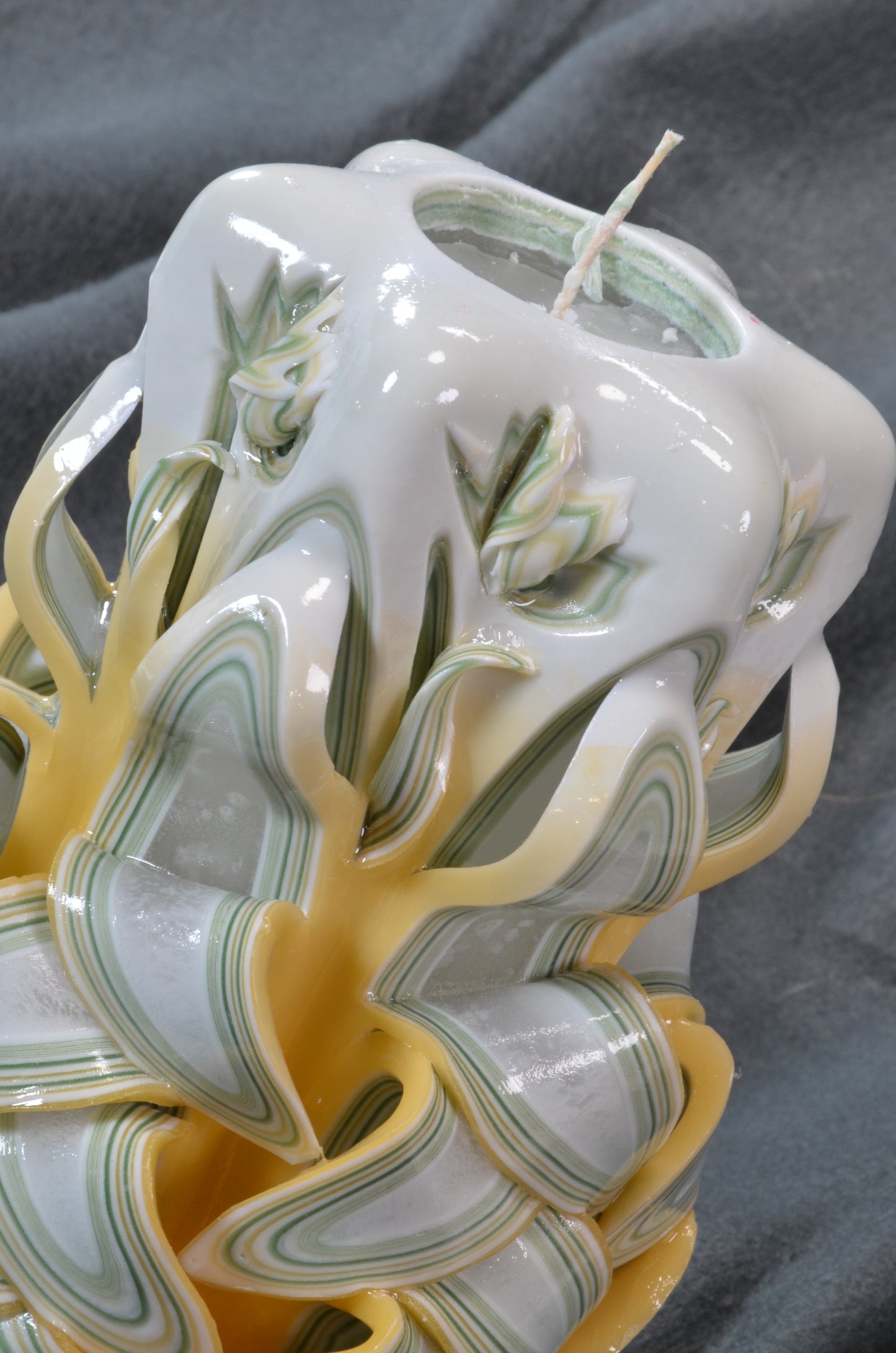 Collectie 2025: Exclusieve Gesneden Kaars, Hoogte: 16 cm, Breedte: 11 cm - s/n: 51703