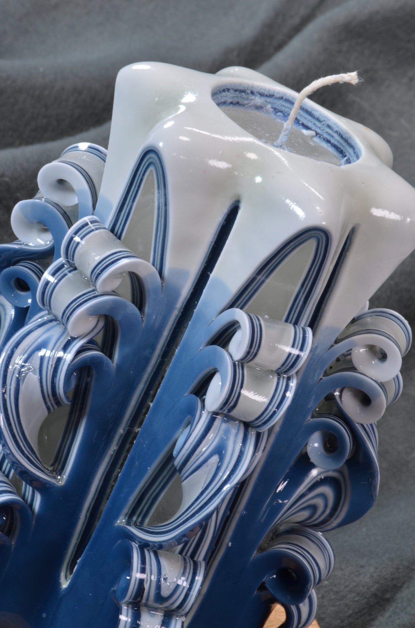 Collectie 2025: Exclusieve Gesneden Kaars, Hoogte: 16 cm, Breedte: 11 cm - s/n: 51704