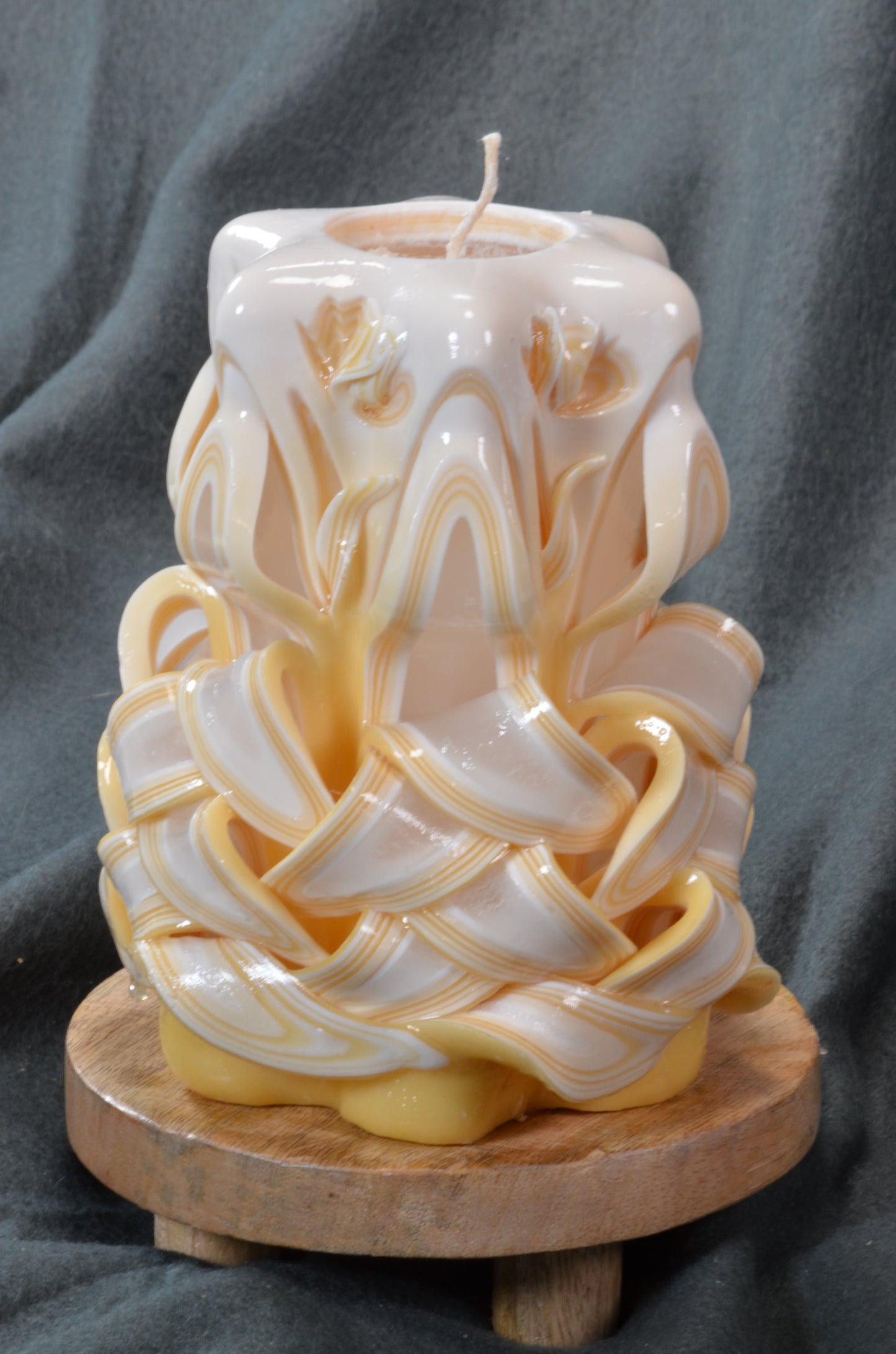 Collectie 2025: Exclusieve Gesneden Kaars, Hoogte: 16 cm, Breedte: 11 cm - s/n: 51705