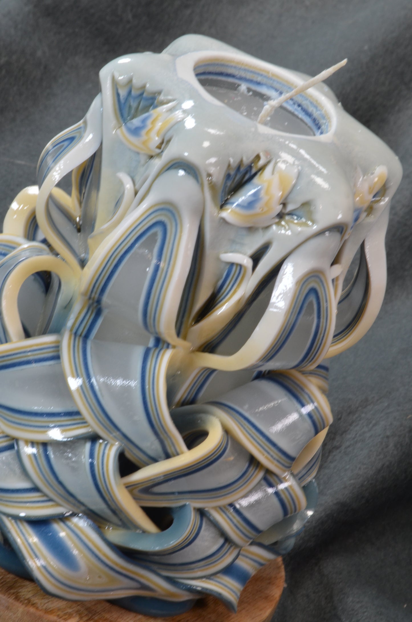 Collectie 2025: Exclusieve Gesneden Kaars, Hoogte: 16 cm, Breedte: 11 cm - s/n: 51706