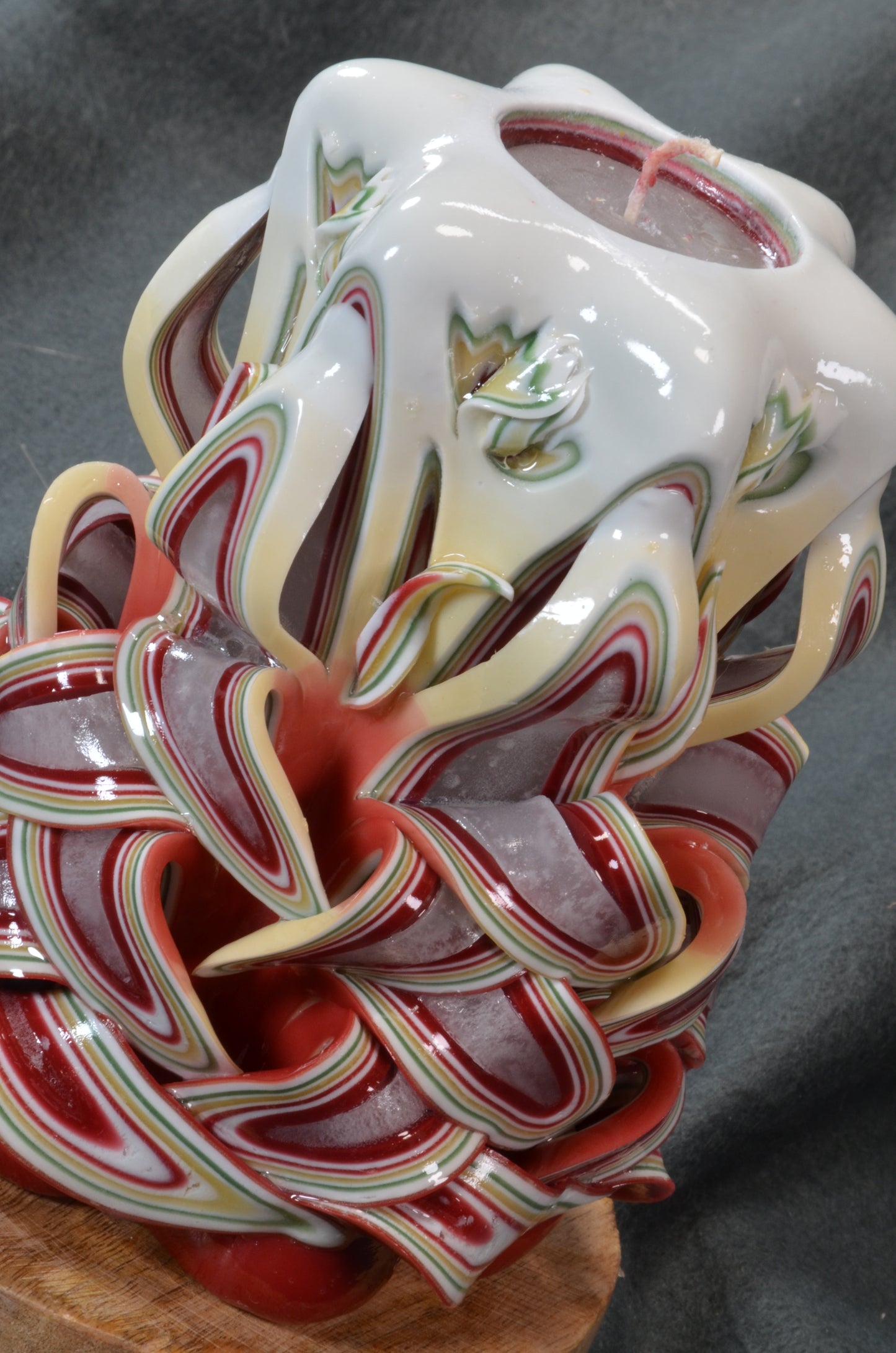 Collectie 2025: Exclusieve Gesneden Kaars, Hoogte: 16 cm, Breedte: 11 cm - s/n: 51707