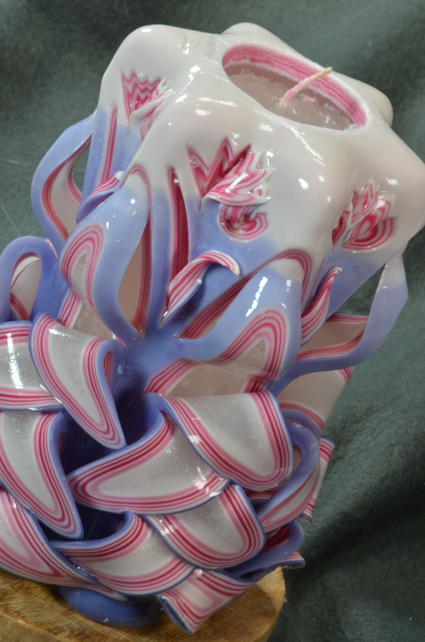 Collectie 2025: Exclusieve Gesneden Kaars, Hoogte: 16 cm, Breedte: 11 cm - s/n: 51708