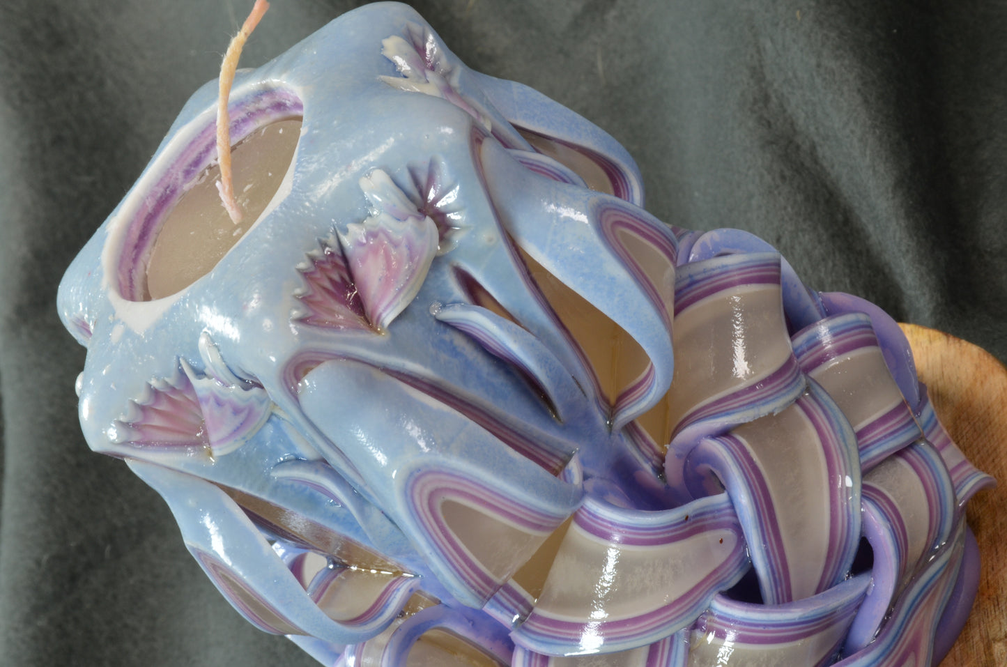 Collectie 2025: Exclusieve Gesneden Kaars, Hoogte: 16 cm, Breedte: 11 cm - s/n: 51710