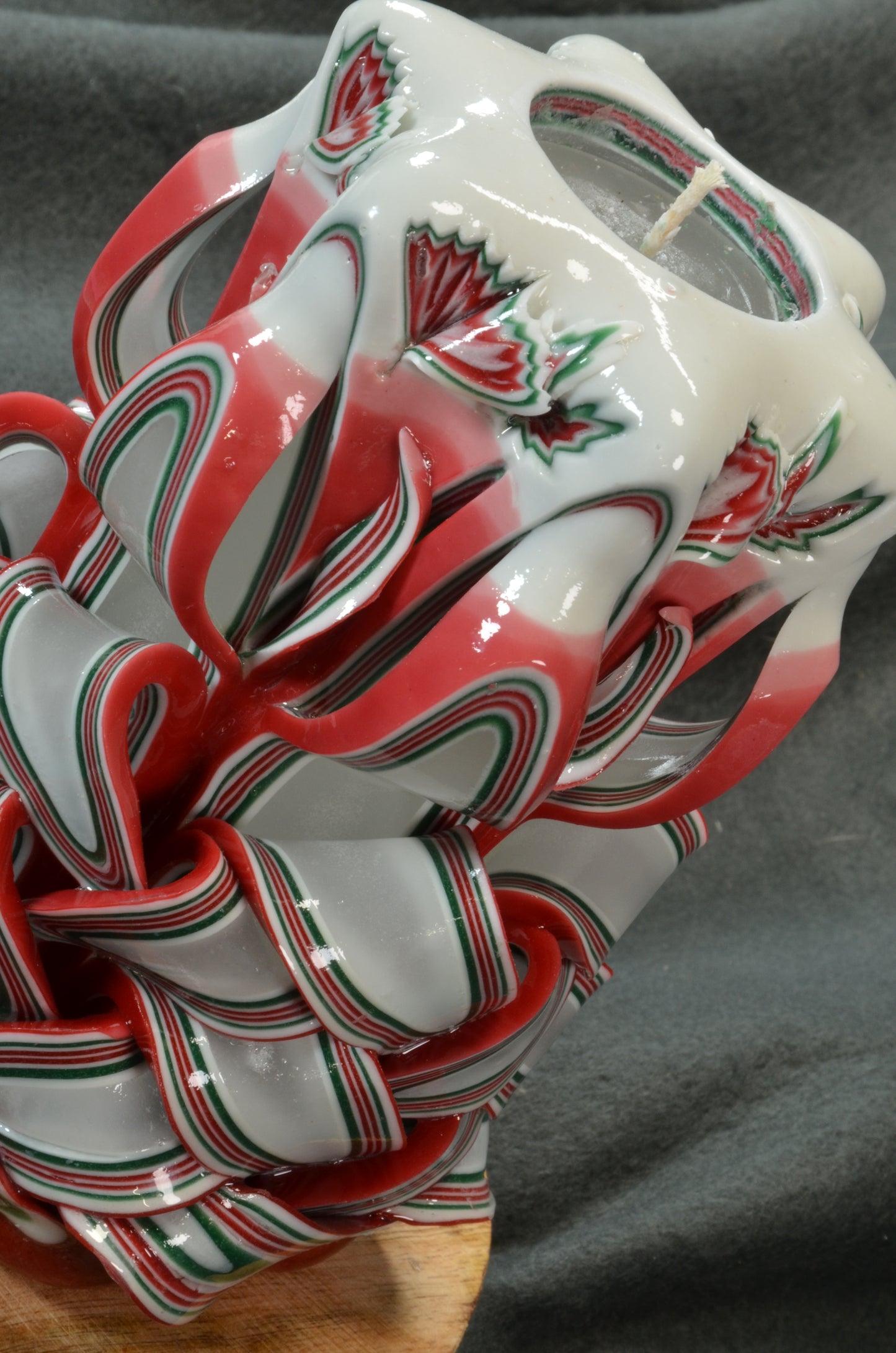 Collectie 2025: Exclusieve Gesneden Kaars, Hoogte: 16 cm, Breedte: 11 cm - s/n: 51711