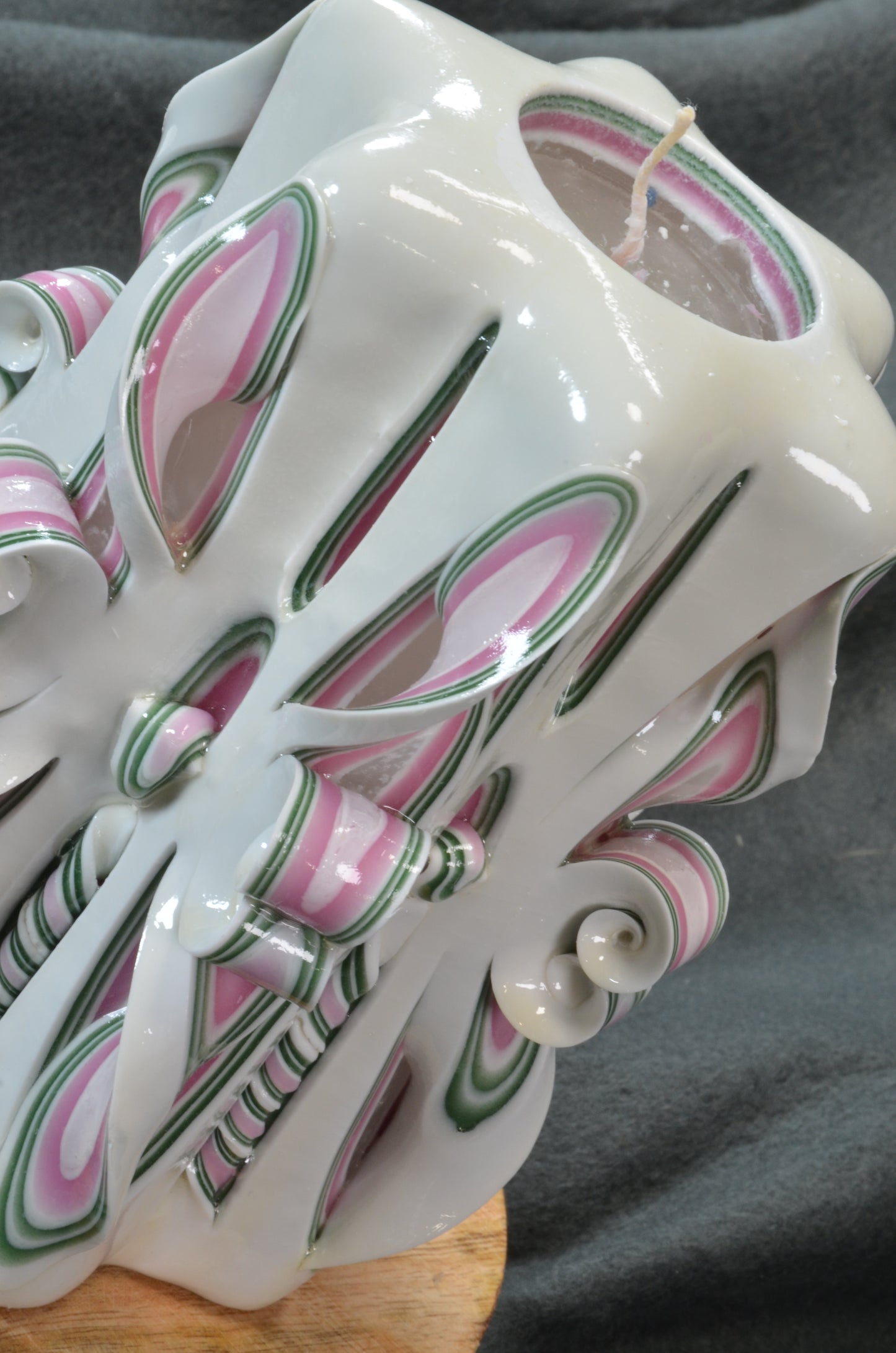 Collectie 2025: Exclusieve Gesneden Kaars, Hoogte: 16 cm, Breedte: 11 cm - s/n: 51713