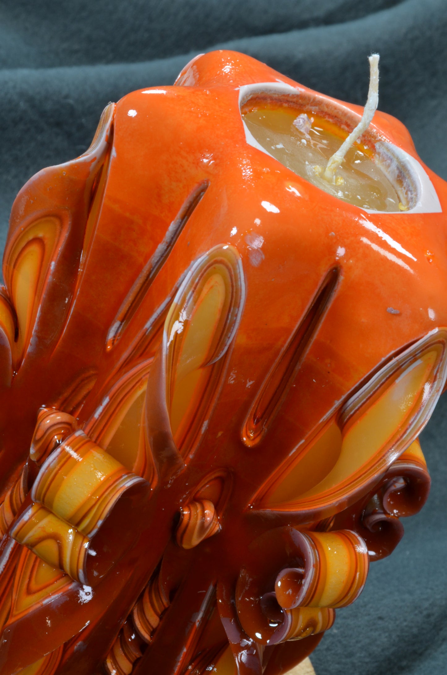 Collectie 2025: Exclusieve Gesneden Kaars, Hoogte: 16 cm, Breedte: 11 cm - s/n: 51714