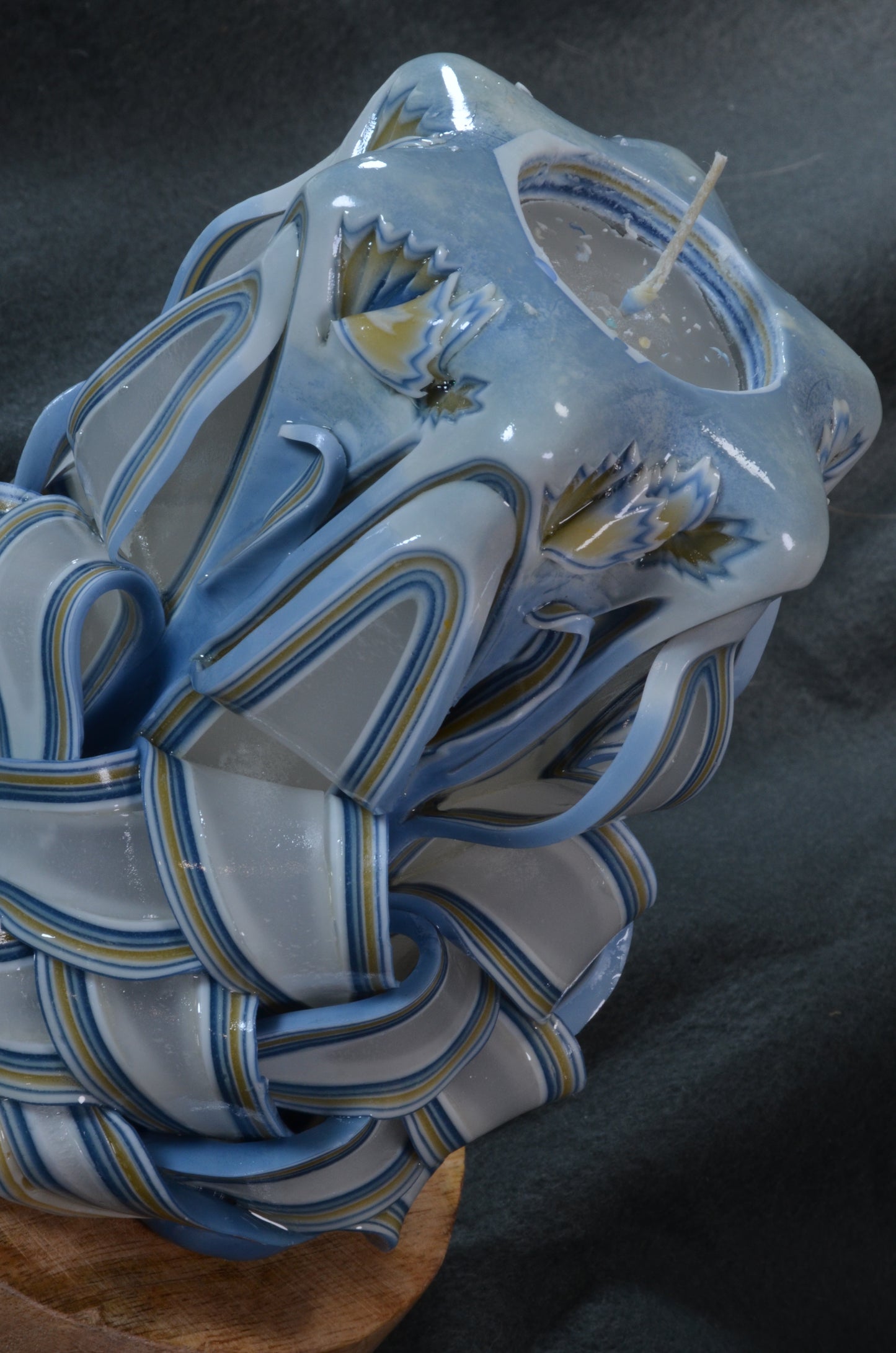 Collectie 2025: Exclusieve Gesneden Kaars, Hoogte: 16 cm, Breedte: 11 cm - s/n: 51715