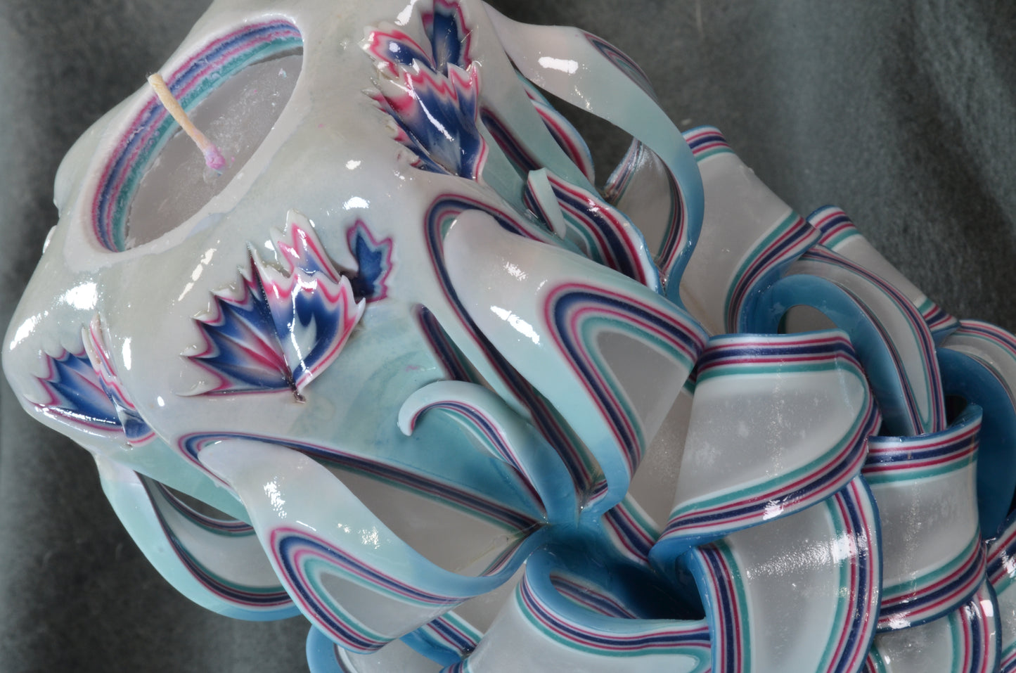 Collectie 2025: Exclusieve Gesneden Kaars, Hoogte: 16 cm, Breedte: 11 cm - s/n: 51718