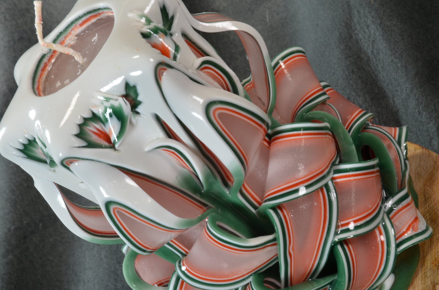 Collectie 2025: Exclusieve Gesneden Kaars, Hoogte: 16 cm, Breedte: 11 cm - s/n: 51719