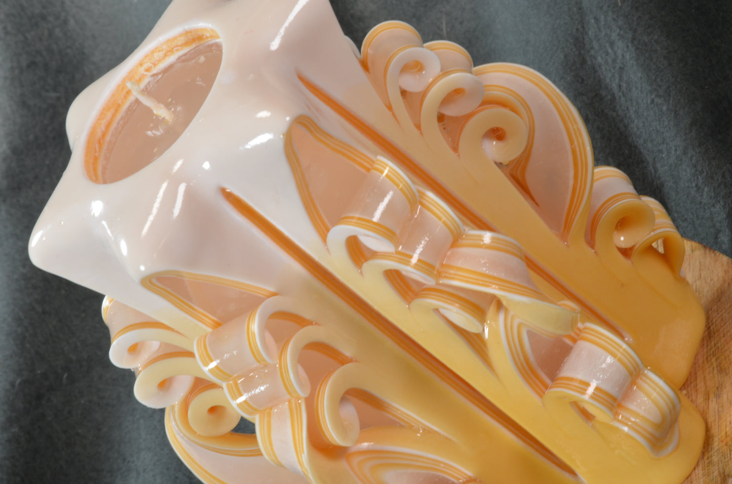 Collectie 2025: Exclusieve Gesneden Kaars, Hoogte: 16 cm, Breedte: 11 cm - s/n: 51720