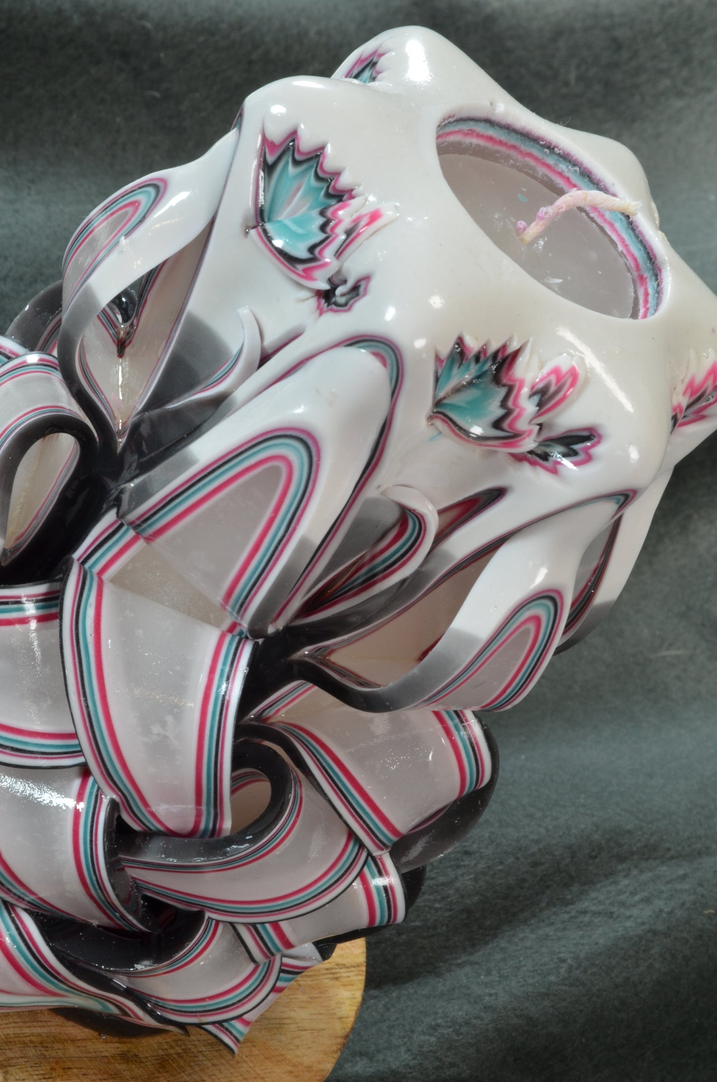 Collectie 2025: Exclusieve Gesneden Kaars, Hoogte: 16 cm, Breedte: 11 cm - s/n: 51532