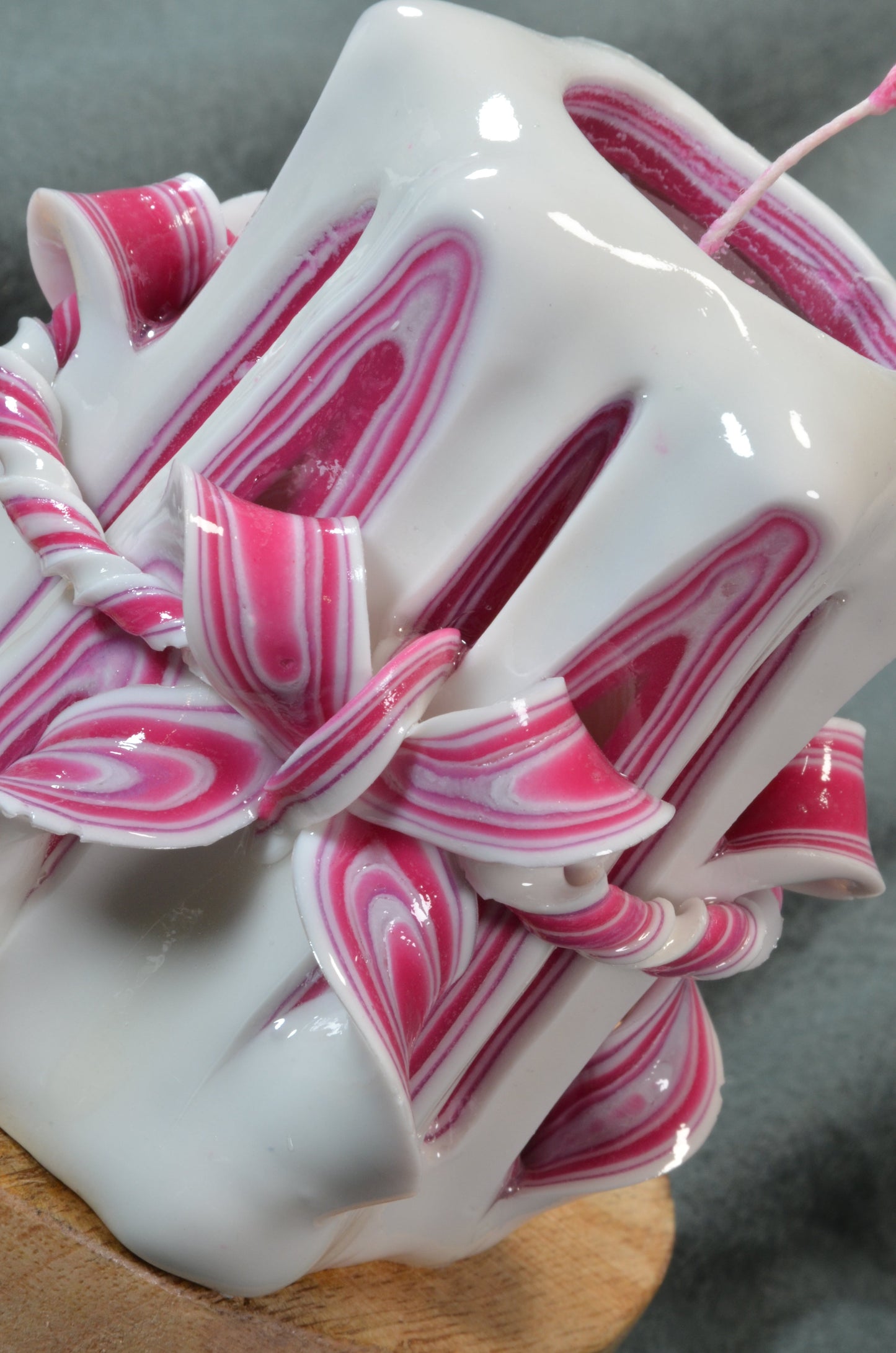 2025 Collection: Exclusive Carved Candle, Height: 11 cm, Width: 10 cm - s/n: 51813