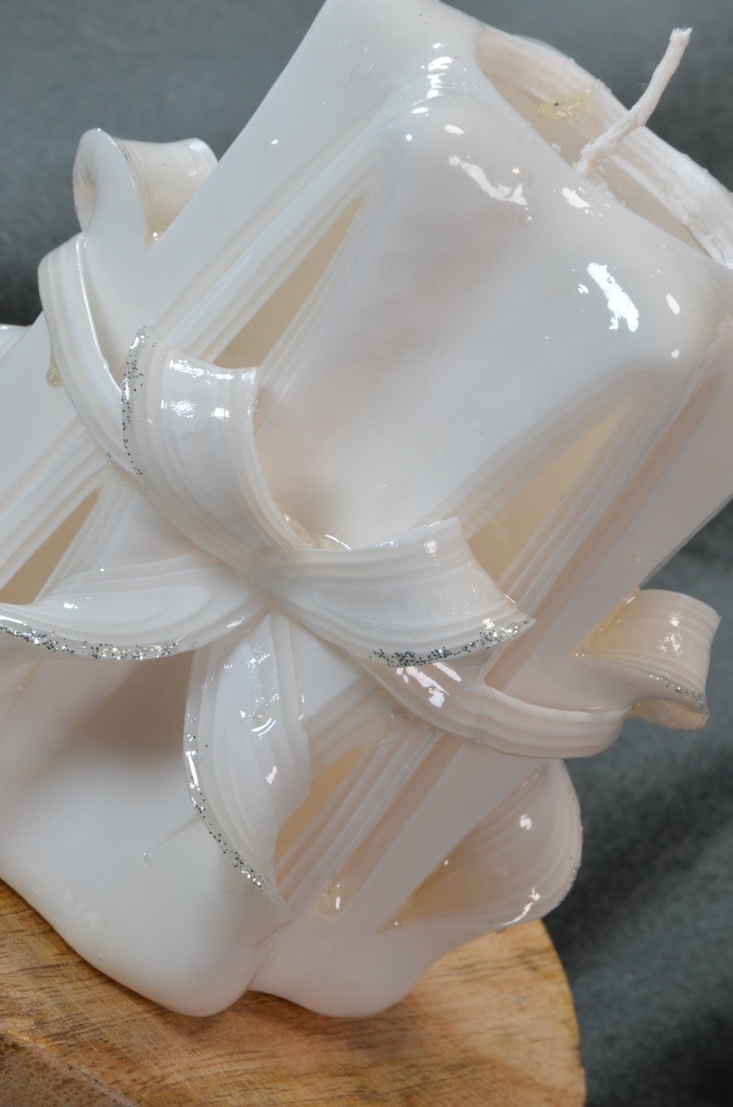 2025 Collection: Exclusive Carved Candle, Height: 11 cm, Width: 10 cm - s/n: 51819