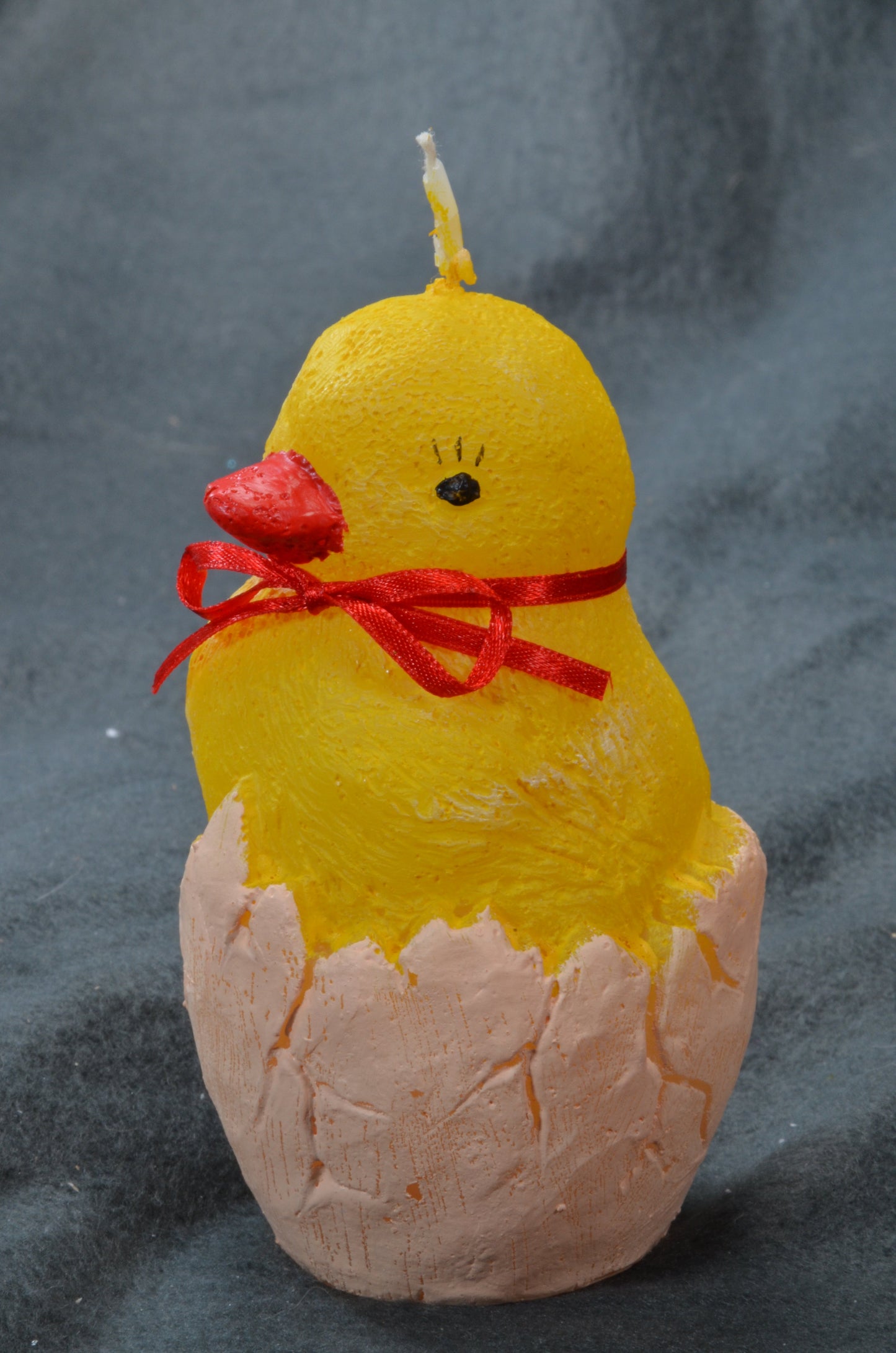 Chick in half egg, candle, hxw: 12.5x7 cm