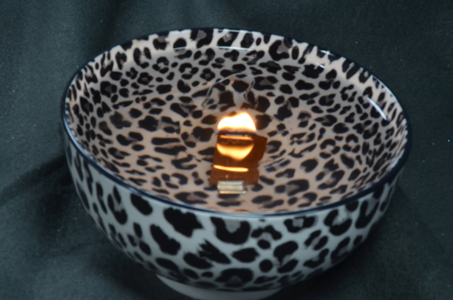 XXL  "JUNGLE" gelkaars met 3 cm brede houten pit met Panter print - Gemaakt door Candles by Milanne -  BEKIJK VIDEO