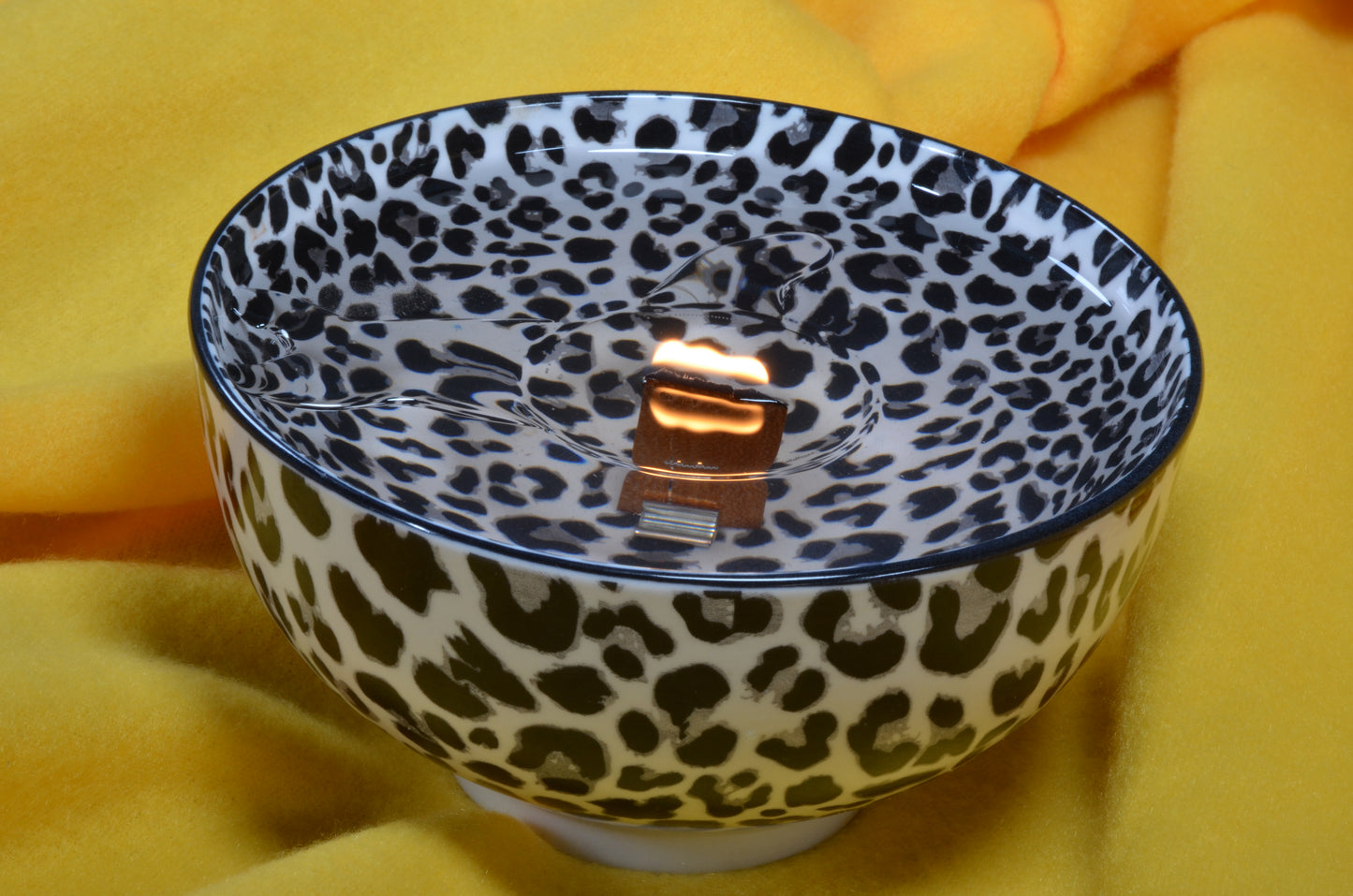 XXL  "JUNGLE" gelkaars met 3 cm brede houten pit met Panter print - Gemaakt door Candles by Milanne -  BEKIJK VIDEO