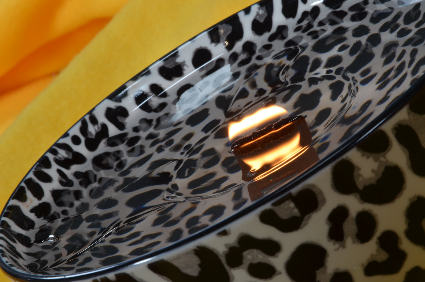 XXL  "JUNGLE" gelkaars met 3 cm brede houten pit met Panter print - Gemaakt door Candles by Milanne -  BEKIJK VIDEO