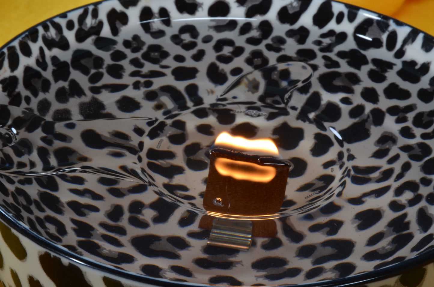 XXL  "JUNGLE" gelkaars met 3 cm brede houten pit met Panter print - Gemaakt door Candles by Milanne -  BEKIJK VIDEO