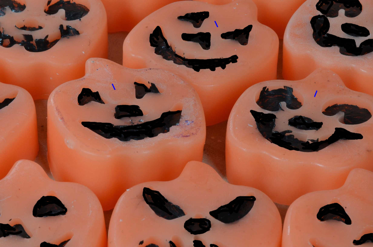 Halloween-Special: Set mit 6 Halloween-Kürbiskerzen mit Gesichtern. + Gratis-Drehung zu Halloween